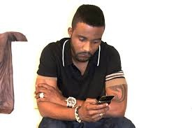 Image de Célébrités. Le chanteur congolais Fally Ipupa a été traduit devant la justice de son pays pour escroquerie. En, effet, le promoteur angolais qui en veut à l’artiste dit avoir payé 30000 dollars à l’artiste pour un spectacle que l’artiste n’a pas honoré de sa présence. Bien évidemment, bien vraie que l’artiste ait été condamné par la justice de son pays, une condamnation qui heureusement ne porte atteinte, en aucun cas, à la carrière de l’artiste.