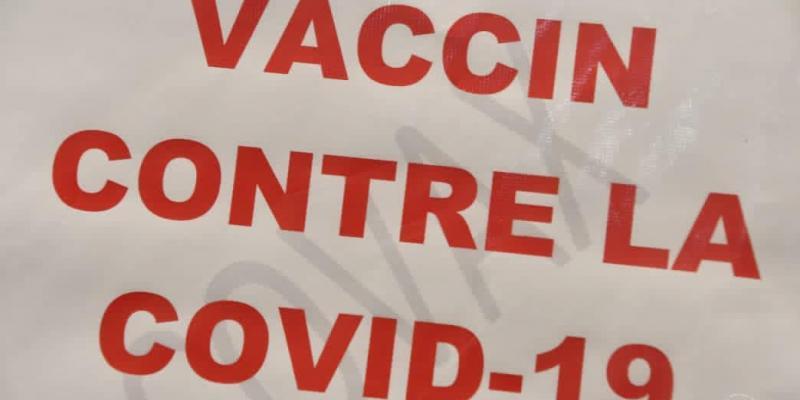 Image de Société. Le ministère de la Santé de la RDC a annoncé que la vaccination contre la Covid-19 fera désormais partie intégrante de la vaccination de routine et des soins primaires. Cette décision vise à renforcer la lutte contre la pandémie et à assurer une protection plus large de la population. Un plan de communication est en cours d'élaboration pour accompagner cette intégration. Comment s'assurer que la vaccination contre la Covid-19 devienne réellement accessible à tous et qu'elle soit effectivement mise en œuvre dans les soins de santé primaires ?