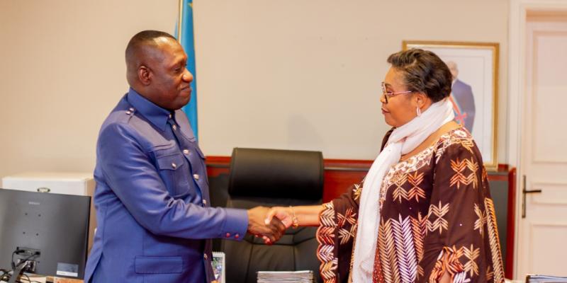 Image de Société. La ministre d'État en charge du Plan, Judith Suminwa, a rencontré Jules Alingete, Inspecteur Général des Finances, pour discuter des modalités de l'audit financier du Programme de Développement Local des 145 Territoires. Les équipes de l'Inspection Générale des Finances seront déployées dans plus de 15 provinces pour évaluer l'exécution physique et financière des travaux. Les résultats de cet audit seront ensuite discutés avec la ministre avant d'être communiqués à la hiérarchie. Cette collaboration vise à assurer la transparence et la responsabilité des entreprises bénéficiant des financements publics. Quelles conclusions seront tirées de cet audit et comment cela affectera-t-il la mise en œuvre du Programme de Développement Local ?