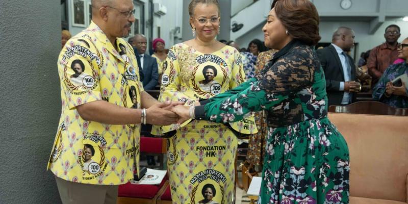 Image de Célébrités. Pour commémorer les 100 ans de la naissance d'Hortense Goma Massunda, épouse du premier président de la RDC, une messe d'action de grâce a été organisée à Kinshasa. La Première Dame Denise Nyakeru Tshisekedi a assisté à la messe pour rendre hommage à cette figure emblématique du Congo. À travers son projet "Congo au féminin", Denise Nyakeru Tshisekedi souhaite raviver la mémoire collective de cette Première Dame et perpétuer son héritage. La création de la Fondation Hortense Kiatazabu vise également à préserver la mémoire de Hortense Goma Massunda et à soutenir des actions caritatives dans sa localité d'origine. Qu'en pensez-vous ?