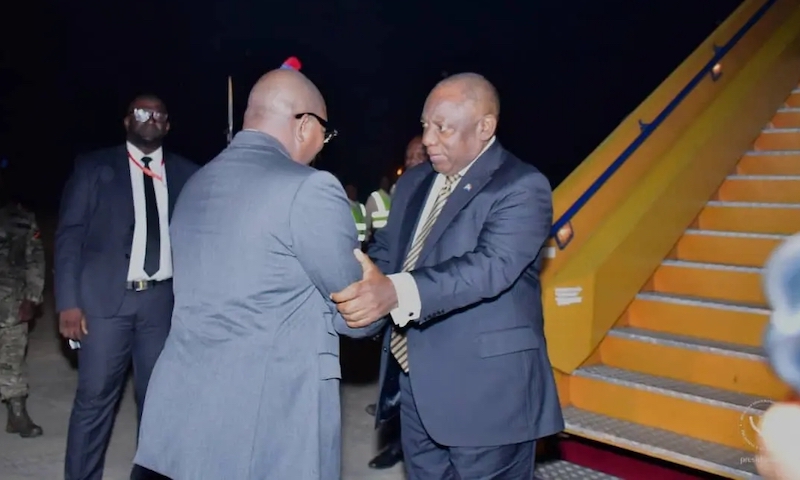 Image de Politique. Le président sud-africain, Cyril Ramaphosa, est en visite officielle de deux jours à Kinshasa pour renforcer la coopération économique entre l'Afrique du Sud et la République démocratique du Congo (RDC). Plusieurs protocoles d'accord devraient être signés lors de cette visite, selon la présidence sud-africaine. Ramaphosa a été accueilli par le Premier ministre congolais, Jean Michel Sama Lukonde, et aura des entretiens bilatéraux avec le président Félix Tshisekedi. Les deux chefs d'État présideront également une réunion de la grande commission mixte RDC-Afrique du Sud et assisteront à un forum économique. Quelles opportunités de développement cette coopération peut-elle offrir à ces deux pays ?