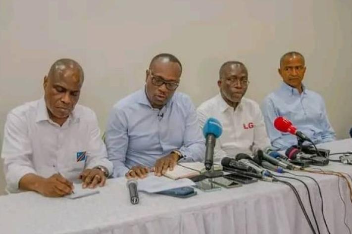 Image de Politique. Un mémorandum adressé à la CENI par quatre leaders de l'opposition de Lubumbashi révèle que trois d'entre eux ont signé le document, à l'exception de Martin Fayulu. Officiellement, cette absence de signature est justifiée par son exclusion du processus électoral. Cependant, cela soulève des questions sur les divisions et les prétentions au sein de l'opposition congolaise. Quelles sont les conséquences de cette exclusion sur l'unité et l'efficacité de l'opposition face au pouvoir en place ?