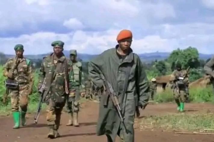 Image de Société. Des violents affrontements se déroulent entre les rebelles du M23 et les groupes d'autodéfense dans les territoires de Masisi et Rutshuru au Nord-Kivu. Les lignes de front sont le théâtre de combats intenses, suscitant la psychose et entraînant le déplacement massif des populations vers des zones jugées plus sécurisées. Le bilan des affrontements et les conséquences sur les civils restent encore inconnus. Le mouvement citoyen "Vision Pour la Victoire du Peuple" dénonce l'inaction de la Force régionale de l'EAC et appelle au déploiement urgent des forces armées congolaises pour protéger les civils. Quelles mesures doivent être prises pour mettre fin à cette violence ?