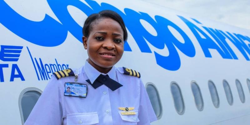 Image de Célébrités. Mamitsho Pontshi Lobo, la troisième femme pilote de l'histoire de l'aviation civile en République Démocratique du Congo, a été nommée Directrice Générale Adjointe de Congo Airways. Avec cette promotion, elle rejoint une équipe de décisionnaires composée de Jean-Bertrand Ewanga en tant que Président du Conseil d'administration et Lweya Dibye Josué en tant que Directeur Général. En plus de son rôle de pilote, Mamitsho Pontshi est également engagée dans l'Association des pilotes du Congo et dans la défense des droits des femmes. Que pensez-vous de sa nomination ?