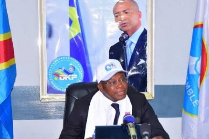 Deuxième Image de Politique. Chérubin Okende, ancien ministre et opposant politique, a été retrouvé mort dans son véhicule à Kinshasa. Ses proches dénoncent un assassinat politique et qualifient cet acte de "crime d'État". Sa disparition survient sept mois après sa démission du gouvernement et son engagement aux côtés de Moïse Katumbi pour les élections présidentielles. Les réactions des opposants politiques soulignent les soupçons portés sur le régime en place. Cet assassinat tragique soulève de nombreuses interrogations quant à la sécurité des opposants politiques et à la stabilité du pays. Quelles seront les conséquences politiques de cet acte pour le pays ?