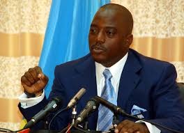 Image de Politique. C’est la fin du second mandat présidentiel du jeune Joseph Kabila qui lui a succédé à son père, Georges Kabila, à la tête de la RDC. Mais voilà, qu’il envisage, selon des sources de se maintenir au pouvoir, mais la seule alternative est qu’il modifie la constitution qui dit qu’on ne peut aller au-delà de deux mandats présidentiels consécutifs. Une intention qui est à la base des soulèvements et grèves de l’opposition qui clament que Joseph devrait chercher plutôt à partir que de chercher à se maintenir au pouvoir. A quelques semaines de la fin de son mandat, j’attends bien de voir quelle stratégie Joseph Kabila trouvera pour convaincre et se maintenir au pouvoir sans susciter une guerre civile.