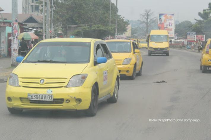 Image de Société. Alors que le phénomène des enlèvements prend de l'ampleur à Kinshasa, les habitants hésitent de plus en plus à monter à bord des taxis, entraînant une baisse des revenus des chauffeurs. Les kidnappeurs utilisent souvent ces moyens de transport pour commettre leurs crimes, créant ainsi un climat de peur parmi la population. Les chauffeurs de taxi et les conducteurs de mototaxis sont également victimes de ces actes criminels, ce qui renforce leur méfiance envers les passagers. Face à cette situation, certains habitants préfèrent marcher à pied ou prendre les grands bus pour se déplacer. Quelles mesures de sécurité peuvent être prises pour rétablir la confiance et assurer la sécurité des transports à Kinshasa ?