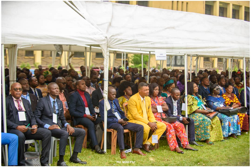 Image de Études/Devoirs. Lors des séances de moralisation organisées à l'intention des chefs d'établissements scolaires de la province éducationnelle de Lukunga à Kinshasa, en RDC, le ministre de l'enseignement primaire, secondaire et technique a exhorté les participants à rompre avec la "marchandisation de l'éducation". Le ministre a rappelé que la gratuité de l'enseignement primaire public est un droit inscrit dans la constitution et qu'elle doit être défendue. Les chefs d'établissements ont été rappelés à leur rôle crucial dans l'encadrement des élèves, la supervision des activités et la protection des intérêts du pays. Quelle est votre opinion sur le sujet ?