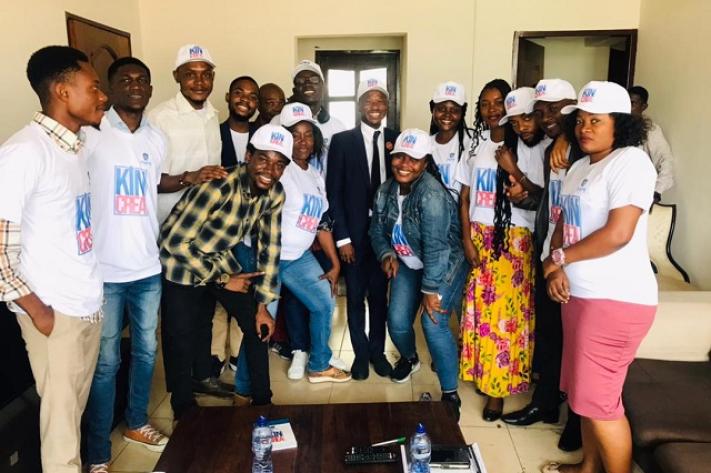 Image de Culture. Dix journalistes congolais participent à une formation en journalisme culturel, axée sur les arts du récit et de la parole, dans le cadre du projet "Kin créa". La première journée a mis en lumière l'importance du journalisme culturel et de la passion pour ce domaine. Les formateurs ont souligné l'importance de se documenter et d'approfondir les connaissances sur la culture pour mieux informer le public. Le projet vise à accroître l'accès à la culture dans les communes périphériques de Kinshasa et à redynamiser l'industrie des arts du récit et de la parole. Pensez-vous qu'une telle formation sera bénéfique ?