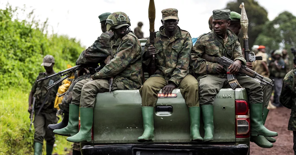 Deuxième Image de Politique. Les tensions montent entre le Congo et le Rwanda, ce qui suscite des craintes d'une nouvelle guerre dans la région. Le président congolais, Félix Tshisekedi, semble soutenir les opposants rwandais, ce qui a provoqué une mise en garde de Paul Kagame, le président rwandais. Des rapports de l'ONU soulèvent des préoccupations concernant les alliances de l'armée congolaise avec des groupes rebelles rwandais. Alors que le souvenir de la "deuxième guerre" du Congo persiste, la situation actuelle dans l'est de la RDC suscite des inquiétudes quant à la possibilité d'une nouvelle escalade de violence. Comment éviter cette guerre entre le Congo et le Rwanda qui se profile ?