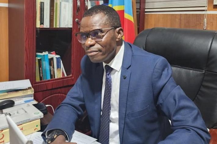 Image de Politique. Le député Eliezer Ntambwe dénonce l'escroquerie de certains opposants en République démocratique du Congo (RDC) qui refusent publiquement d'envoyer leurs candidatures à la commission électorale nationale indépendante (Ceni) en raison de leur contestation du fichier électoral. Selon lui, ces mêmes opposants déposent discrètement leurs candidatures nuitamment. Quels sont les enjeux politiques et stratégiques derrière ces actions contradictoires ?