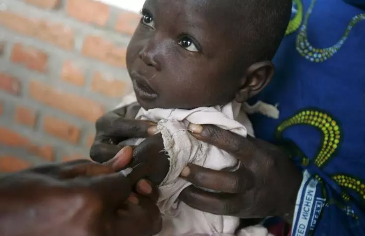 Image de Santé. Selon un rapport de l'OCHA, la province de l'Ituri en RDC a enregistré plus de 380 cas suspects de rougeole durant la première semaine de juillet, dont neuf décès. L'épidémie touche actuellement au moins 4 des 36 zones de santé de la région. De plus, cinq cas suspects de peste ont également été signalés, entraînant deux décès. Malgré les efforts des partenaires humanitaires pour fournir des soins de santé primaires gratuits à plus de 53 000 personnes vulnérables, l'accès aux zones touchées par l'insécurité et la violence reste limité, entravant les interventions de santé publique. Comment renforcer la prévention et la riposte face à cette maladie dans les zones touchées par l'insécurité ?