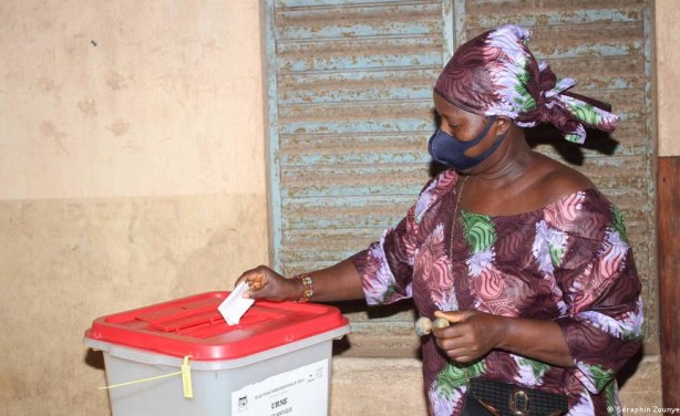 Image de Politique. Dans la province de Mai-Ndombe, un nombre record de 47 femmes ont posé leur candidature pour les élections législatives nationales, marquant une nette augmentation par rapport au cycle précédent où leur participation était limitée. Au total, 319 candidatures ont été déposées pour les élections, mais certaines formations politiques ont rencontré des difficultés pour atteindre le seuil de recevabilité de 60% imposé par la CENI. Comment encourager davantage de femmes à posé leur candidature pour les élections législatives nationales ?