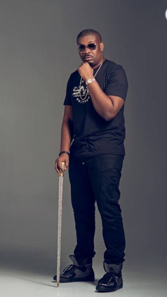 Image de Célébrités. Le célèbre producteur, artiste et manager nigérian, patron de la Mavin Record, Don Jazzy a expliqué récemment dans une interview la raison pour laquelle il n’est pas encore marié. L’artiste a expliqué que lui-même ne savait pas pourquoi il est toujours seul. Interrogé sur le fait qu’il aurait un enfant hors mariage, il a dit qu’il ne sait pas s’il a un enfant dehors mais qu’à cause de son style de vie, on pourrait lui présenter un enfant qui pourrait être le sien après un test de paternité. Il a ensuite ajouté qu’il ne pourrait plus se marier au cas où il s’avérait qu’il ait un enfant hors mariage. Telle est la confidence faite par la célébrité, à chacun son avis.