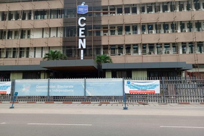 Image de Politique. Le récent événement de dépôt des candidatures pour l’élection présidentielle en République Démocratique du Congo a suscité des inquiétudes. La CASE accuse la Commission Électorale Nationale Indépendante (CENI) d'avoir monté une mise en scène pour perturber le candidat d'opposition, Augustin Matata Ponyo Mapon. Selon les allégations, le président de la CENI, Denis Kadima, aurait orchestré une série de manifestations pour humilier Matata Ponyo. Cette stratégie incluait l'utilisation d'un candidat, Constant Mutamba, pour servir d'agent de perturbation contre les ténors de l'opposition. Pour la CASE, ces agissements confirment une intention de la part de la CENI de perturber les élections. Elle met en garde l'opposition contre une confiance aveugle envers la CENI et apprécie la position ferme de certaines organisations politiques et religieuses face à cette situation. Selon vous, comment assurer la transparence et l'intégrité des élections à venir en RDC?