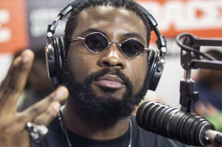 Image de Musique/Radio. Le talentueux rappeur belgo-congolais, Damso, a été couronné d'un nouveau succès avec son album "QALF". Lancé depuis Kinshasa en 2020, l'album a séduit plus d'un demi-million d'auditeurs, recevant ainsi le prestigieux disque de diamant du SNEP. Cette prouesse n'est pas surprenante vu la richesse de l'opus: 15 morceaux, des collaborations avec des artistes reconnus comme Hamza, Lous and the Yakuza et le phénomène rd-congolais Fally Ipupa. Dès sa sortie, il a marqué les esprits et battu des records de streaming et de ventes. La réédition "QALF Infinity", sortie en 2021, a boosté la popularité de l'album, lui offrant un double disque de platine, et finalement, son deuxième disque de diamant. Chaque chanson de l'album a, à son mérite, été certifiée au moins single d'or. Que pensez-vous de cette récompense ?