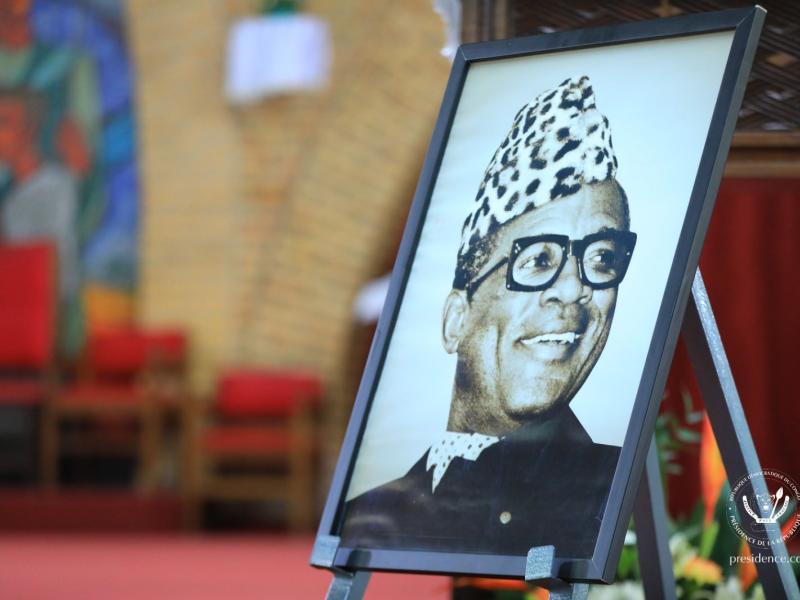 Image de Politique. Félix Tshisekedi, actuel Président de la République Démocratique du Congo, a honoré la mémoire de Joseph-Désiré Mobutu, lors d'une cérémonie à la cathédrale Notre Dame du Congo, à l'occasion du 26ème anniversaire de sa disparition. L’événement, ponctué par la présence de personnalités politiques et religieuses, a souligné l'unité et le respect envers cette figure emblématique de la RDC, autrefois le Zaïre. L'abbé Yves Koko, qui a conduit la cérémonie, a loué Tshisekedi pour sa compassion. Quant à Mobutu Nzanga, fils de l'ancien président, il a exprimé sa profonde gratitude pour cet hommage. Il est à noter que c'est une tradition pour Tshisekedi de commémorer Mobutu, comme l'année précédente à Rabat, Maroc, où repose ce dernier. Que savez-vous de cette illustre figure de la politique congolaise ?