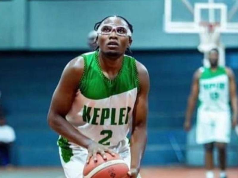 Image de Sport. La joie Mubulanyi, figure montante du BC Virunga, a subi une mésaventure lors de la 40ème édition de la Coupe du Congo de basketball. Il s'est fracturé le fémur lors d'un match contre SCTP. Suite à cet incident, il a été rapidement évacué vers Kigali pour une opération urgente. Ce tournoi, particulièrement mémorable car c'est la première fois qu'il se déroule à l'est de la RDC, a suscité une grande attention, malgré les défis logistiques rencontrés à Goma et Bukavu. Les responsables des clubs ont néanmoins veillé à l'engagement et la participation des jeunes talents nationaux. Que pensez-vous de cette compétition ?