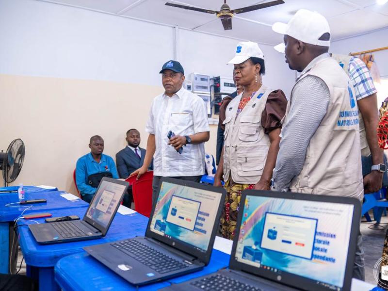 Image de Politique. La Commission Électorale Nationale Indépendante (CENI) de la RDC a repoussé l'annonce des listes provisoires des candidats députés provinciaux et conseillers communaux. Initialement prévue pour le 13 septembre, cette publication a été différée en raison de problèmes logistiques, notamment des défis concernant le transport aérien des dossiers de candidature des 168 bureaux nationaux vers le siège central de la CENI à Kinshasa. Bien que la nouvelle date reste à confirmer, la CENI assure une annonce rapide. Ces élections, dont le processus a débuté le 2 août, marquent une étape mémorable, les précédentes similaires remontant à plus de 30 ans. Concernant la députation nationale, avec 25 000 dossiers reçus et un taux de 50 candidats par siège, la CENI attend les décisions de la Cour Constitutionnelle avant de publier la liste finale. Elle conseille également aux candidats présidentiels de notifier la date de dépôt de leurs dossiers. À ce jour, trois candidatures présidentielles ont été déposées. Quelle est votre analyse de la situation ?