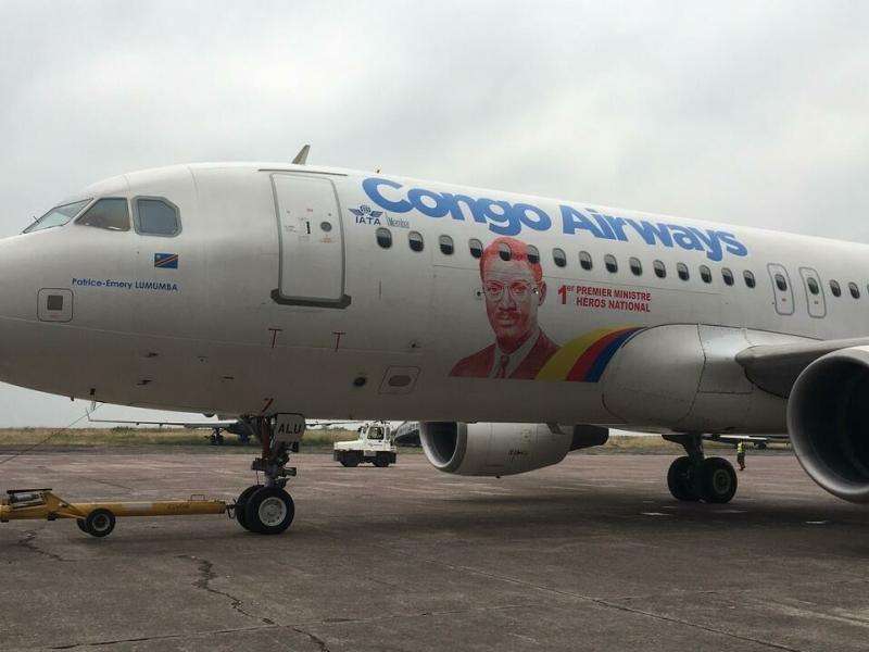 Image de Société. Congo Airways traverse actuellement une situation difficile qui pourrait entraîner une halte dans ses opérations. En effet, la compagnie aurait besoin de 33 millions de dollars pour redémarrer et se tourne vers le gouvernement pour un éventuel secours. Actuellement, ses trois avions sont indisponibles : l'un en maintenance à Malte, l'autre inactif pour des problèmes techniques, et le dernier nécessite une inspection. Pour éviter une pause prolongée, la location d'avions est considérée comme une solution viable. Par rapport à la maintenance, remplacer les moteurs coûterait 14 millions de dollars pour chaque Airbus. La direction demeure confiante et envisage une reprise en quinze jours. Quelle est votre analyse de la situation ?