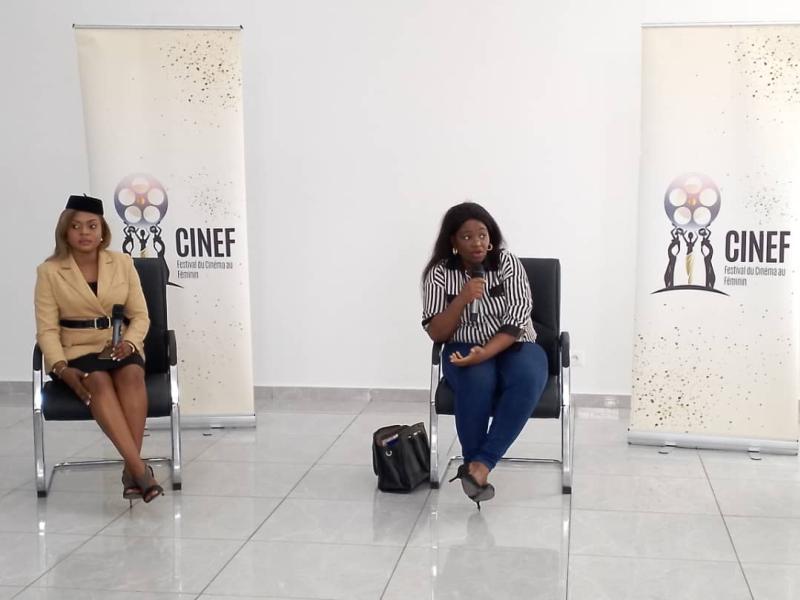 Image de TV/Films/Séries. Festival Cinéma au Féminin et Télévision : CINEFT 2023 Promet une Semaine Cinématographique Inspirante La septième édition du Festival Cinéma au Féminin et Télévision (CINEFT) se tiendra à Kinshasa du 17 au 22 septembre, et mettra en lumière le cinéma créé par et pour les femmes. Lors d'une conférence de presse, le comité du CINEFT a révélé les détails du programme et les lieux de cet événement cinématographique. Cette année, le festival se déroulera au Centre Wallonie-Bruxelles et à la Place commerciale sur 7e rue Limete. Au total, 28 films concourront pour 14 prix, couvrant à la fois des catégories internationales et nationales, y compris le meilleur long métrage de fiction, la meilleure actrice, le meilleur scénario, et bien d'autres. Une caractéristique marquante de cette édition est la mise en avant de l'industrialisation du cinéma congolais, avec un accent sur la collaboration entre cinéastes et placements de produits. Le festival comprendra des projections de films, des rencontres entre les invités, les étudiants et les journalistes, ainsi qu'un panel axé sur le développement des femmes dans l'industrie cinématographique. De plus, une activité "Business Cinéma Corner" favorisera la collaboration entre producteurs de films et directeurs marketing d'entreprises. Quelles sont vos impressions par rapport à ce festival ?