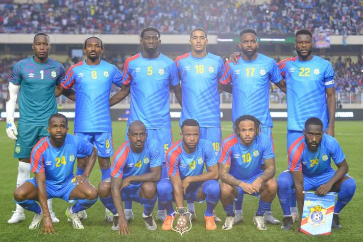 Image de Football. La République démocratique du Congo (RDC) se prépare pour la CAN 2023 en étant placée dans le chapeau 3 pour le tirage des phases finales, aux côtés d'autres nations telles que la Guinée et la Zambie. Cette catégorisation, prévue pour se dérouler à Abidjan, est basée sur les récentes statistiques FIFA. Les grands acteurs du football africain tels que la Côte d'Ivoire et le Maroc sont logés dans le chapeau 1, tandis que des puissances comme le Cameroun et le Nigeria sont dans le chapeau 2. À l’issue de ce processus, 24 nations seront divisées en six groupes pour la compétition phare en Côte d'Ivoire. Quelles sont les chances de la RDC dans cette édition de la CAN?