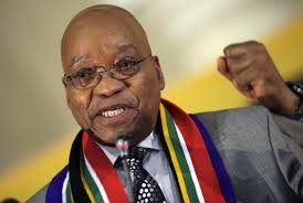 Image de Politique. Le président sud africain Jacob Zuma est face à la cour constitutionnelle de son pays pour avoir utiliser des fonds publiques pour la rénovation de sa maison privée. Ainsi, face au fait, la cour exige que Zuma rembourse l’intégralité des fonds sorti de la caisse de l’Etat pour ces travaux. Par contre, l'opposition demande une démission du président. Mais étant donné que c'est la cour constitutionnelle qui décide, il faudra retenir, sauf un soulèvement populaire; le mandat de Zuma ira bel et bien à son terme sans interrompu.