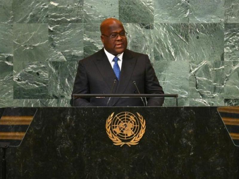 Image de Politique. En amont de la 78e session de l'Assemblée générale de l'ONU à New York, le président congolais, Félix Tshisekedi, se prépare à aborder les sujets brûlants touchant la RDC. Parmi eux, le processus électoral de décembre 2023 : malgré les défis sécuritaires et logistiques, Tshisekedi s'efforcera de rassurer sur la tenue et la crédibilité des élections. Il s'agit aussi pour lui de dresser le bilan de son premier mandat et de renouveler la confiance de la communauté internationale en ses actions. Les tensions avec le Rwanda, et plus précisément l'ingérence présumée de Kigali via la rébellion du M23, seront également au cœur de ses interventions. Enfin, le président congolais abordera la question de la MONUSCO, la force onusienne jugée inadaptée aux réalités actuelles. Que pensez-vous de ses différents points ?