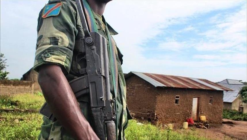 Image de Faits Divers. Dans la nuit du 17 au 18 septembre à Ngangi 1, Nyiragongo, un cambriolage s'est terminé par un mort et quatre blessés par arme à feu. En effet, des individus non identifiés ont fait irruption chez M. Kabuyaya Albert pour lui infliger plusieurs tirs. En s'enfuyant, ils ont également blessé quatre autres personnes. Le corps de M. Kabuyaya est actuellement à la morgue et les blessés sont hospitalisés. Bosenibamwe Muzungu, représentant de la société civile de Nyiragongo, interpelle le gouvernement et sollicite une présence policière accrue pour contrer la montée de l'insécurité. Il est à noter qu'une jeune femme a été retrouvée assassinée le matin du 17 septembre, avec un enfant en bas âge à ses côtés. Comment le gouvernement peut-il gérer cette escalade de violence ?