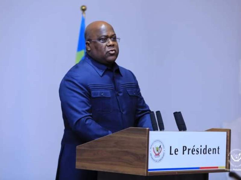 Image de Politique. En marge de la 78^e session de l'Assemblée générale des Nations Unies à New York, le président congolais, Félix Tshisekedi, a tenu une conférence de presse surprise au cours de laquelle il fustigea les actes de violence dans le Nord-Kivu. Il n'a pas hésité à incriminer le Rwanda, et plus précisément son président, Paul Kagame, pour leur soutien supposé au M23, qualifié de "groupe criminel". Ces accusations interviennent alors que la RDC a récemment sollicité la Cour pénale internationale (CPI) pour se pencher sur les crimes commis dans cette région. Un accord de collaboration a même été scellé entre la CPI et la RDC en juin dernier. Tshisekedi a également salué le soutien des États-Unis dans cette crise. Félix Tshisekedi, l'intégrité territoriale de la RDC reste une priorité absolue pour sa présidence. Quelle est votre analyse de la situation ?