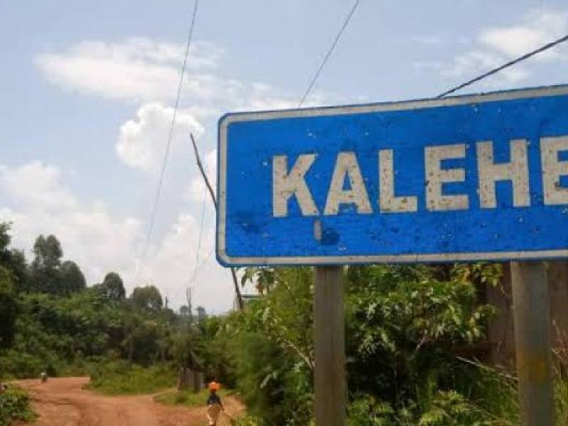 Image de Faits Divers. Thomas Bakenga, administrateur du territoire de Kalehe, a été violemment pris à partie par des citoyens qui l'accusent d'avoir mis de côté l'aide destinée aux victimes des récentes catastrophes de Bushushu et Nyamukubi. Une vidéo circulant sur Internet montre l'administrateur en situation humiliante, déshabillé et traîné dans les rues par la foule en colère. Des témoins sur place évoquent de précédents détournements de l'assistance destinée aux sinistrés. Cependant, ces actes de violence ont été fermement condamnés par les autorités locales et les internautes qu'ils qualifient de situation "barbare" et "violente". Quelle est votre analyse de la situation ?