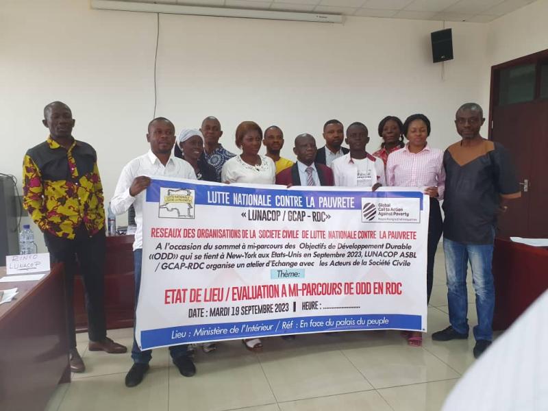 Image de Société. Lors d'un atelier organisé le 19 septembre 2023 à Kinshasa, l’association Lunacop, en collaboration avec GCAP, a fait le point sur les progrès réalisés par la République démocratique du Congo en matière d'Objectifs de développement durable (ODD). Cet événement, aligné sur l'Assemblée Générale des Nations Unies, a permis de dresser un bilan mi-parcours des avancées, notamment en matière d'élimination de la pauvreté, d'égalité des sexes, et de lutte contre le changement climatique, entre autres. Aristide Wilondja, coordinateur de Lunacop, a souligné que, malgré les efforts, de nombreux objectifs demeurent non atteints. Il a reconnu que les conflits ont notamment freiné les avancées. Comment surmonter donc ces obstacles pour atteindre efficacement les ODD en RDC ?