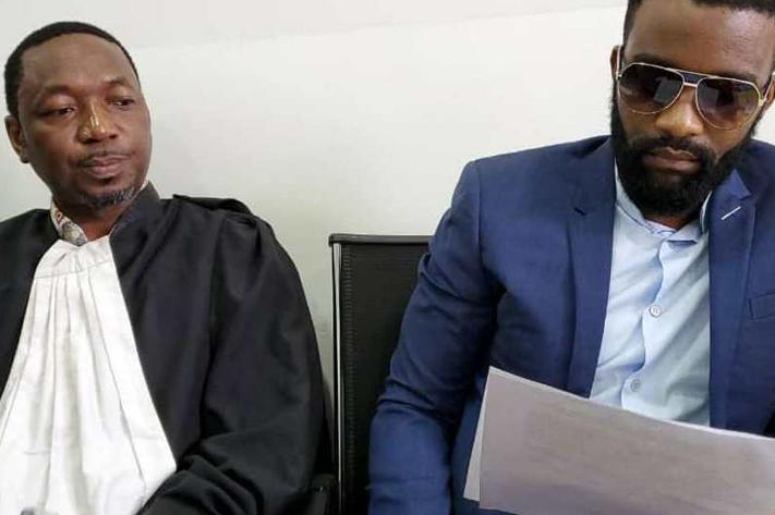 Image de Célébrités. Le Tribunal de Paix de Kinshasa/Gombe est actuellement le théâtre d'un affrontement judiciaire entre le chanteur Fally Ipupa et le chroniqueur Gauthier Sey. Ce dernier est accusé de diffamation à l'égard d'Ipupa. Lors d'une récente audience, l'équipe de Sey a demandé la présence physique d'Ipupa, une demande rejetée par le tribunal. En réponse, l'équipe de Sey a interjeté appel. Me Théo Baya, avocat d'Ipupa, estime que cette démarche est une tentative de retarder la conclusion de l'affaire. Il a déclaré que, malgré les obstacles, ils poursuivront le combat en justice. Il souligne également l'importance de cette affaire comme un avertissement aux individus qui utilisent les réseaux sociaux pour diffamer autrui. L'affaire est actuellement en attente d'une décision concernant l'appel. Quelle est votre analyse de la situation ?