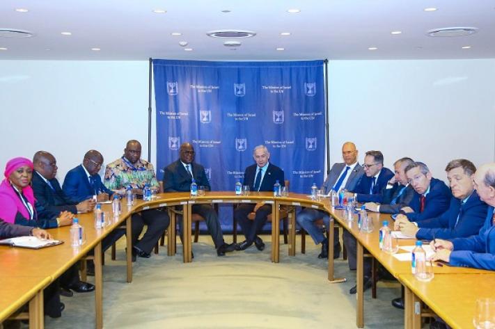 Image de Politique. Le Premier ministre israélien, Benjamin Netanyahu, a confirmé lors d'une rencontre avec le président congolais, Félix Tshisekedi, à New York, l'ouverture prochaine de l'ambassade d'Israël en République Démocratique du Congo (RDC). En retour, Tshisekedi a annoncé le déplacement de l'ambassade congolaise de Tel-Aviv à Jérusalem. Cet accord historique renforce les relations diplomatiques entre les deux pays et marque un tournant dans la politique internationale de la RDC. En plus de cette décision, les deux leaders ont également convenu de collaborer dans les domaines de la sécurité, de la cybersécurité, de l'agriculture et des infrastructures. Que pensez-vous de ces accords ?