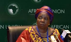 Image de Affaires Etrangères. La présidente de la commission de l’UA, Mme Zuma, a annoncé officiellement qu’elle ne briguera pas un autre mandat au terme de celui en cours. C’est une information qui a été bien accueillie au sein de la communauté qui voit en cela une preuve de maturité et de démocratie. C’est une opportunité pour tous, surtout pour ceux qui aspirent à diriger cette institution, c’est le moment de s’apprêter pour la relève.