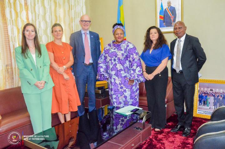 Image de Culture. Depuis plusieurs années, la question de la restitution des biens culturels congolais détenus par la Belgique occupe le devant de la scène entre les deux pays. La situation a bien évolué sous la houlette du Président Félix Tshisekedi, qui mis en place une forte diplomatie à l'œuvre pour le rapatriement de plus de 80 000 œuvres précieuses. Récemment, la ministre congolaise de la culture, Catherine Kathungu Furaha, a rencontré le directeur du musée royal d’Afrique central, Bart Ouvry, pour intensifier ces négociations. Cette démarche a été soutenue par la société civile belge et la diaspora africaine, qui plaident pour une restitution depuis les temps de Lumumba et Mobutu. En quoi cette restitution impactera-t-elle les relations entre les deux pays ?