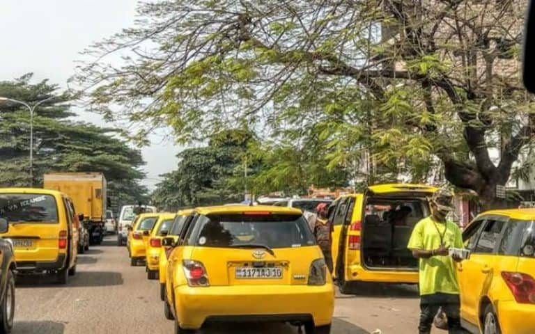 Image de Société. En mars, la Ville de Kinshasa a fixé une grille tarifaire pour réguler les coûts du transport en commun. Toutefois, nombreux sont les conducteurs qui l'ignorent, faisant payer des tarifs bien plus élevés à leurs clients. La population est contrainte à payer ces frais exorbitants ou à marcher de longues distances. La fluctuation des tarifs, parfois doublés le soir, interroge sur le contrôle des prix du transport. L'Association Congolaise des Consommateurs dénonce le laxisme de la division urbaine de transport et accuse certains agents de ne pas veiller à l'application de cette grille. Selon vous; comment garantir une application stricte des tarifs officiels pour alléger le quotidien des Kinois ?