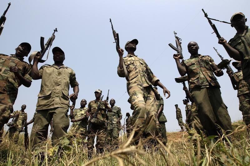 Image de Société. Le Nord-Kivu, déjà témoin de tensions continues, voit apparaître un nouvel acteur : l'Union des Forces Patriotiques du Congo (UFDPC). Ce groupe, composé de jeunes armés, a fait sa première démonstration publique le 23 septembre 2023 et se positionne comme une force de réponse à l'appel présidentiel pour défendre la RDC. Ils entendent combattre les rebelles du M23 et demandent le soutien logistique de l'État. Leur émergence survient après des menaces du M23 envers le gouvernement. La stabilité de la région est donc remise en question. Les données du P-DDRCS en avril dernier avaient déjà souligné la situation précaire dans l'est de la RDC, citant la présence de nombreux groupes armés, tant locaux qu'étrangers. Comment le gouvernement va t-il résoudre la question de la stabilisation au Nord-Kivu ?