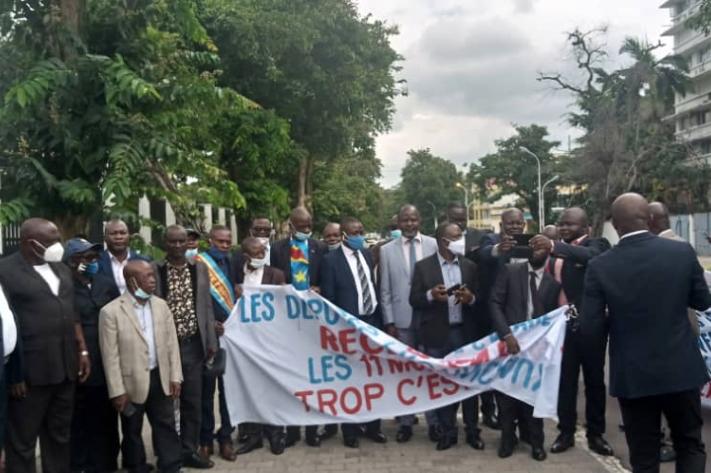 Image de Politique. Les députés provinciaux de la RDC sont à bout de patience. Récemment, ils ont manifesté au cabinet du ministère des finances à Kinshasa pour exiger le paiement de leurs salaires impayés des mois de juin, juillet et août. Mais le retard s'étend bien au-delà de ces trois mois : certains élus rappellent l'impayé de février pour l'Assemblée provinciale de Kinshasa, d'autres arriérés datant de juin 2022 et des frais d'installation encore dus à d'autres assemblées. Socrate Kangulumba, porte-parole du collectif, a appelé à une action rapide et à une reconnaissance égale à celle des députés nationaux et des sénateurs. Rappelons qu'en février, la tension avait déjà monté d'un cran avec une altercation entre des députés provinciaux et un agent de sécurité. Quelle sera l'impact de cette situation sur le pays ?