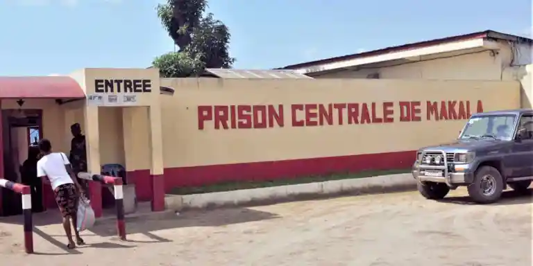 Image de Société. La surpopulation à la Prison Centrale de Makala, en République Démocratique du Congo, atteint des niveaux alarmants selon les chiffres publiés par la Fondation Bill Clinton. La prison a été initialement conçue pour 1 500 pensionnaires,mais elle accueille actuellement plus de 12 000 détenus. La majorité de ces détenus (12 16 sont en détention préventive, sans condamnation formelle. Cette situation, preuve de la détention préventive prolongée, met en jeu le respect des droits de l'homme dans le pays. Malgré la mise en lumière de cette crise par des experts et leur appel à respecter l'État de droit, peu de progrès ont été réalisés. Récemment, le gouvernement a commencé à prendre des mesures, en libérant 700 détenus par à une grâce présidentielle. Quelle est votre analyse de la situation ?