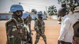 Image de Faits Divers. Le phénomène d’abus sexuels perpétré par des casques bleus sur la population n’est pas prêt de prendre fin. Mais voilà que trois (03) d’entre eux ferons face à la colère de la justice. En effet, trois casques bleus congolais ont été présentés à la justice pour des cas d’abus sexuels sur des femmes. En attendant de voir l’issu de ces arrestations, je pense que ces cas devraient servir d’exemple afin de mettre fin au phénomène et d’intimider ceux qui avaient envie de se lancer dans cette sale initiative.