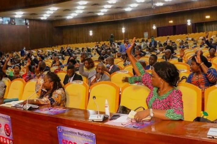 Image de Politique. L'Assemblée nationale de la République démocratique du Congo a voté en faveur de la prolongation de l'état de siège dans les provinces du Nord-Kivu et de l'Ituri, une mesure initialement mise en place pour lutter contre l'insécurité causée par les groupes armés. Cette décision a été prise sans débat et a reçu un soutien quasi-unanime des députés, avec 355 voix pour et 5 voix contre sur un total de 360 députés présents. Cependant, des résidents des provinces concernées critiquent la gestion de cette mesure par le gouvernement et appellent à sa levée. Ils la qualifient de "passive" dans la résolution des problèmes d'insécurité. Selon-vous, l'état de siège est-il la solution adéquate pour mettre fin aux violences des groupes armés ?