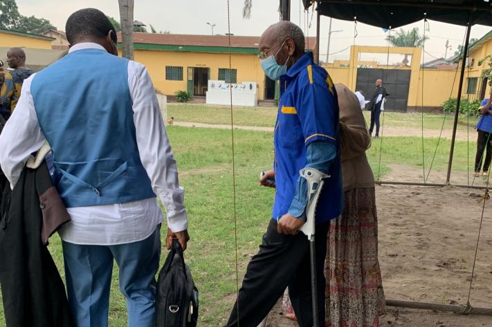 Image de Société. Maître Thomas Gamakolo, avocat du député Édouard Mwangachuchu détenu à la prison militaire de Ndolo à Kinshasa, tire la sonnette d'alarme concernant la santé précaire de son client. Il s'exprimé au nom de Mwangachuchu et a révélé que ce dernier, atteint de maladie cardiaque, n'a pas eu accès à un médecin depuis son arrestation en mars dernier. Gamakolo sollicite donc l'aide d'organisations humanitaires et de défense des droits de l'homme telles que le Comité international de la Croix-Rouge, la Commission nationale des droits de l'homme, et le Bureau conjoint des Nations unies aux droits de l'homme pour intervenir auprès des autorités judiciaires et pénitentiaires en vue d'obtenir des soins médicaux appropriés pour Mwangachuchu. Pour rappel, le député est un cardiopathe qui a subi une intervention à cœur ouvert, nécessitant un suivi médical régulier. Quelle est votre analyse de la situation ?