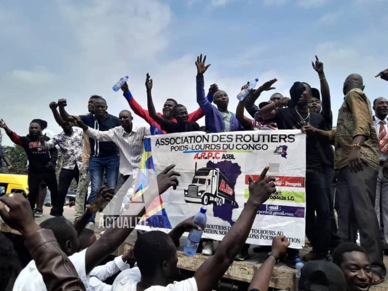 Image de Société. Les transporteurs routiers de l'axe Kinshasa-Matadi ont mis fin à leur grève après les négociations entre le gouvernement, les syndicats, et la Fédération des entreprises du Congo. Les parties ont convenu de créer une cellule de crise pour résoudre les problèmes des transporteurs à court, moyen et long terme. Parmi les mesures prises, on peut noter la levée des barrières régulant l'entrée des poids lourds dans les villes, la suspension des horaires de livraison, et l'identification des acteurs du secteur. Cependant, la grève avait initialement été déclenchée pour des revendications salariales et la suppression de la sous-traitance. Pensez-vous que ces mesures temporaires résoudront les problèmes du secteur ?