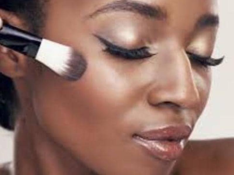 Image de Beauté/Mode. Le marché mondial des cosmétiques est en constante augmentation, et l'Afrique ne fait pas exception. À Kinshasa, le maquillage est devenu une routine pour de nombreuses femmes car il offre un éventail de possibilités pour exprimer sa beauté. Le numérique a amplifié ce phénomène, avec des tutoriels et des vidéos de maquillage en abondance. Pour certaines femmes, le maquillage est une passion, tandis que d'autres préfèrent leur apparence naturelle. Au-delà de tout, il est à noter que l'usage fréquent de maquillage peut causer des problèmes cutanés. Le fond de teint, par exemple, peut obstruer les pores, entraîner des irritations et même des problèmes de santé graves à long terme. Sur le plan sociologique, cette dépendance au maquillage peut créer une crise identitaire chez les femmes, affecter leurs relations interpersonnelles et leur estime de soi. Certaines femmes peuvent même devenir méconnaissables sans maquillage. Comment percevez-vous alors le maquillage, est-ce u outil d'expression de soi ou une contrainte ?