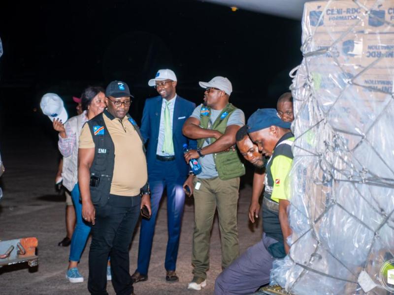 Image de Société. Les préparatifs pour les prochaines élections en République Démocratique du Congo (RDC) se matérialisent avec l'arrivée de 93.846 kg de kits bureautiques en provenance de Chine. La Commission Électorale Nationale Indépendante (CENI) en réception, assure que cet équipement servira à la formation des agents et dans les bureaux de vote le 20 décembre prochain. Le président de la CENI, Dénis Kadima, avait antérieurement rassuré quant à la solidité des préparatifs logistiques et dissipé ainsi les rumeurs d'un potentiel retard dans les préparations. Le matériel reçu a été ensuite transféré à l'entrepôt de la CENI. Que pensez-vous de cette réception dans le cadre des préparatifs pour la présidentielle ?