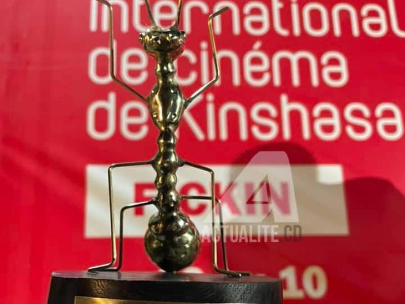 Image de Culture. La 10ème édition du Festival International de Cinéma de Kinshasa (Fickin) ne se contente pas de célébrer le cinéma, elle aspire à stimuler l'industrialisation du secteur en République Démocratique du Congo (RDC). Le festival introduit "Fickin industrie", une plateforme d'incubation de projets cinématographiques pour rassembler réalisateurs, scénaristes, et producteurs. Une initiative qui vise à encourager la coopération au sein de l'industrie cinématographique congolaise. Le "Fickin Film studio" propose aux jeunes réalisateurs, producteurs, et distributeurs une résidence créative. Ces talents auront l'opportunité de collaborer sur des projets, de la conception à la production, avec le soutien de cette plateforme innovante. Un appel à projets a été lancé pour favoriser les échanges fructueux entre professionnels internationaux et talents locaux. Le Fickin 2023 présentera 114 films de 36 pays différents, offrant une diversité cinématographique mondiale. Que pensez-vous de ce festival ?