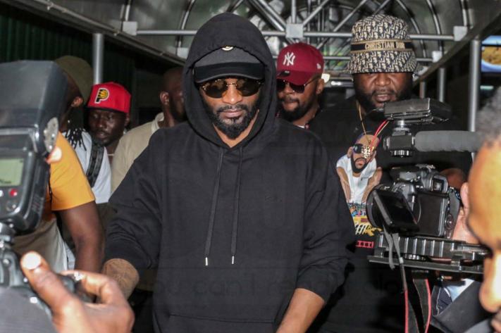 Image de Musique/Radio. Le chanteur congolais Fally Ipupa et son groupe se produiront à l'hôtel Sheraton de Kampala, en Ouganda, ce dimanche 1er octobre 2023. Cette performance fait suite à leur récent concert à Arua et à leur prestation à Nairobi. Fally Ipupa cherche à offrir sa musique à son public de l'Afrique de l'Est avant de revenir en France pour un grand concert en novembre. Par la suite, il prévoit un concert exceptionnel à Londres en décembre. Comment ces performances internationales influencent-elles la carrière de Fally Ipupa et son impact sur la scène musicale africaine ?