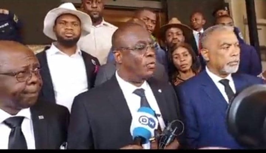 Image de Politique. La Commission électorale nationale indépendante (CENI) a finalement accepté le dossier de candidature de l'opposant Moïse Katumbi Chapwe pour la présidentielle de décembre. La veille, sa candidature avait été rejetée en raison de l'absence de copies originales de certains documents. Les délégués de Katumbi ont rapidement rectifié le tir, en fournissant les documents nécessaires. Me Hervé Diakese, porte-parole du parti de Katumbi, a déclaré que cette candidature répond à la demande du peuple. Quelle est votre analyse de la situation ?