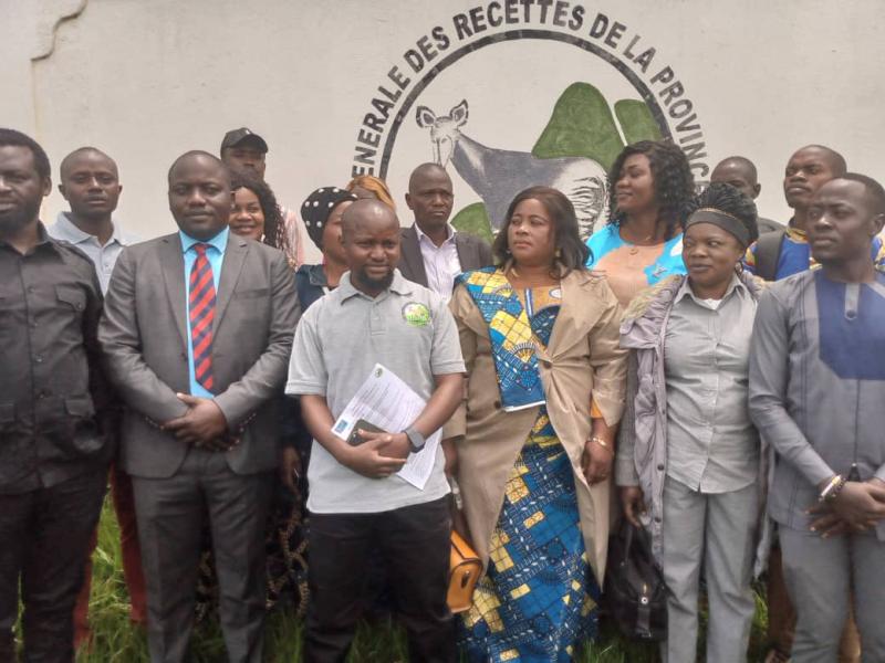 Image de Société. Jean-Laurent Chwekwabo, directeur général de la Direction générale des recettes de la province de l'Ituri (DGRPI), a été remplacé par Aloa Obema après un mémorandum déposé par les cadres et agents de la DGRPI. Ils protestaient contre le non-paiement de leurs salaires depuis trois mois malgré la génération constante de revenus. Dans une intervention, Placide Ucircan a parlé de l'injustice de cette situation, en rappelant que d'autres services étaient récompensés pour leurs efforts. Suite à cela, plutôt que d'aborder directement le problème, le gouverneur a nommé un nouveau DG avec deux adjoints. Cette décision intervient malgré un ultimatum de 72 heures donné pour résoudre le problème de salaires impayés. Comment cette nouvelle direction abordera-t-elle les problèmes internes de la DGRPI pour éviter de futures contestations?